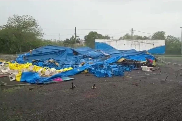 Imagem colorida de circo destruido por ciclone - Metrópoles