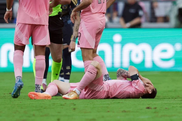 Jornal argentino atualiza situação de Messi, substituído com dores