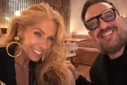 Rodrigo Carelli e Adriane Galisteu fazem pose para selfie