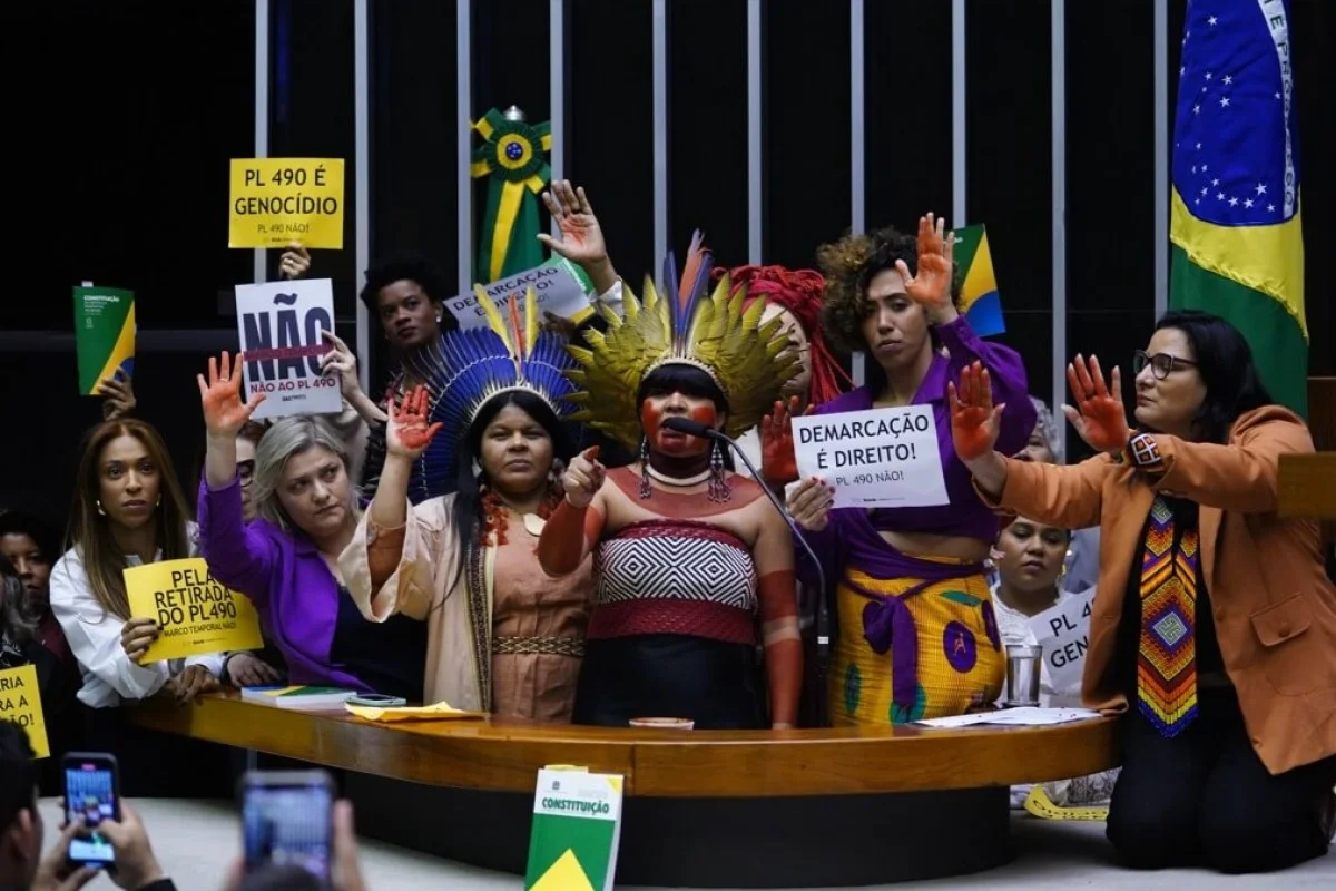 Câmara aprova projeto que permite cocares e turbantes em documentos