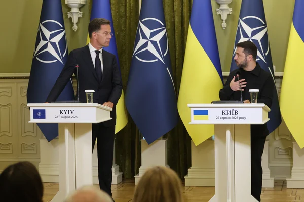 Imagem colorida mostra chefe da Otan e Zelensky - Metrópoles