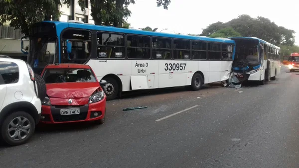 Acidente entre dois ônibus e três carros deixa feridos na Asa Sul
