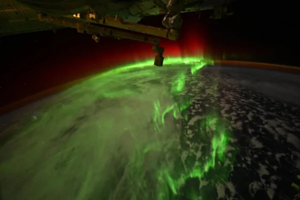 Aurora austral filmada do espaço por astronauta da Nasa