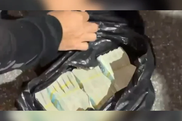 Polícia acha R$ 500 mil em saco de lixo e prende operadores do PCC