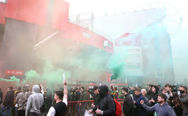 Protestos adiam jogo entre United e Liverpool na Premier League