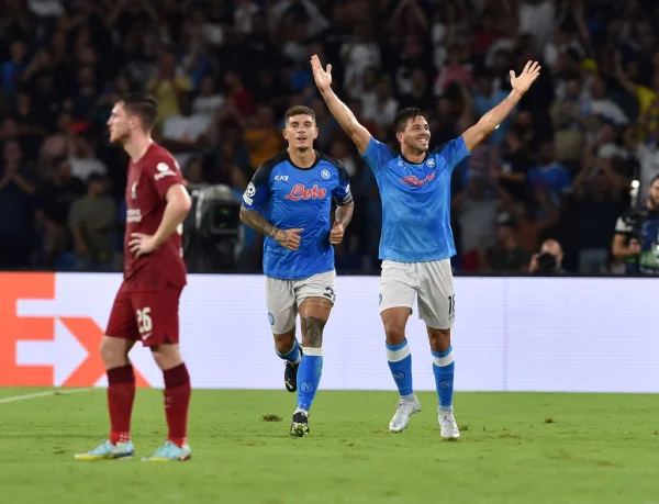 Com direito a gritos de “olé”, Liverpool leva goleada do Napoli