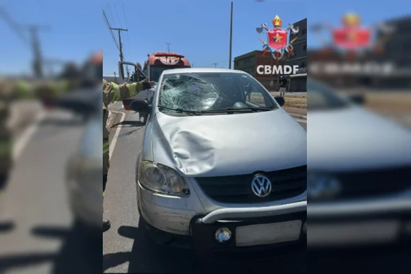 Foto de carro com marcas de batida