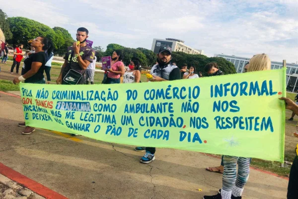 Ambulantes da Rodoviária do Plano Piloto protestam em frente ao Buriti