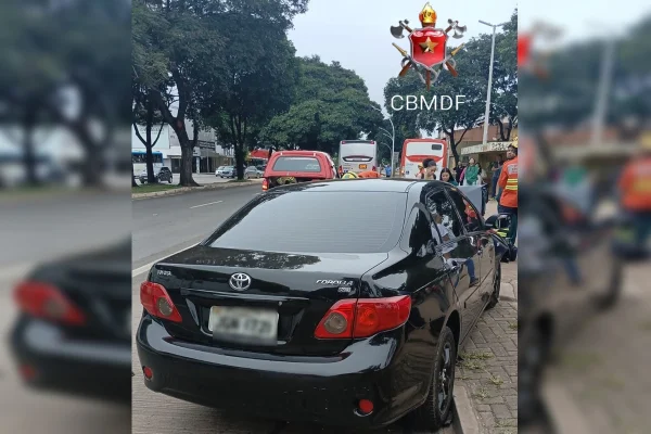 Carro bate em micro-ônibus na Asa Sul e deixa feridos