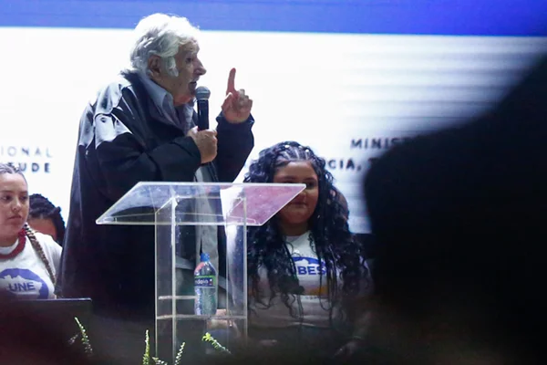 Imagem colorida mostra ex-presidente do Uruguai Pepe Mujica discursando em palanque no Congresso da UNE