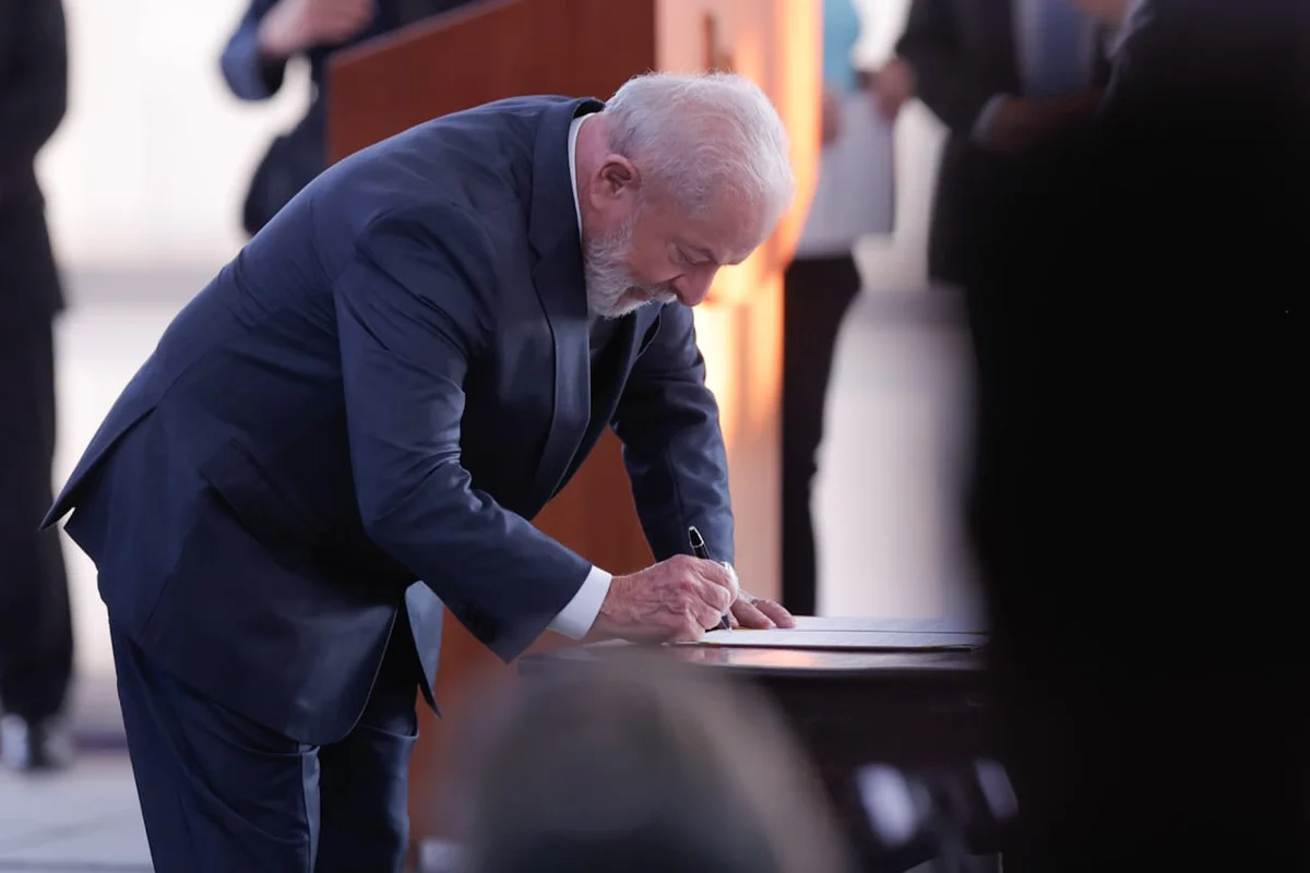 Presidente Luiz Inácio Lula da Silva assina decreto no palácio do planalto - Metrópoles
