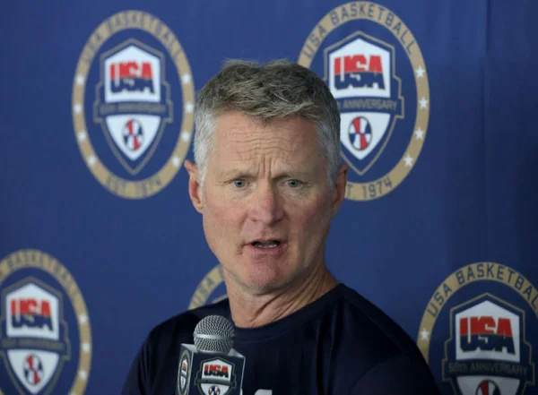 Técnico Steve da seleção dos EUA no training camp em Las Vegas, Nevada.