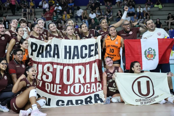 Universitário, do Peru, comemora vitória sobre o Gerdau Minas na Copa Brasília de Vôlei