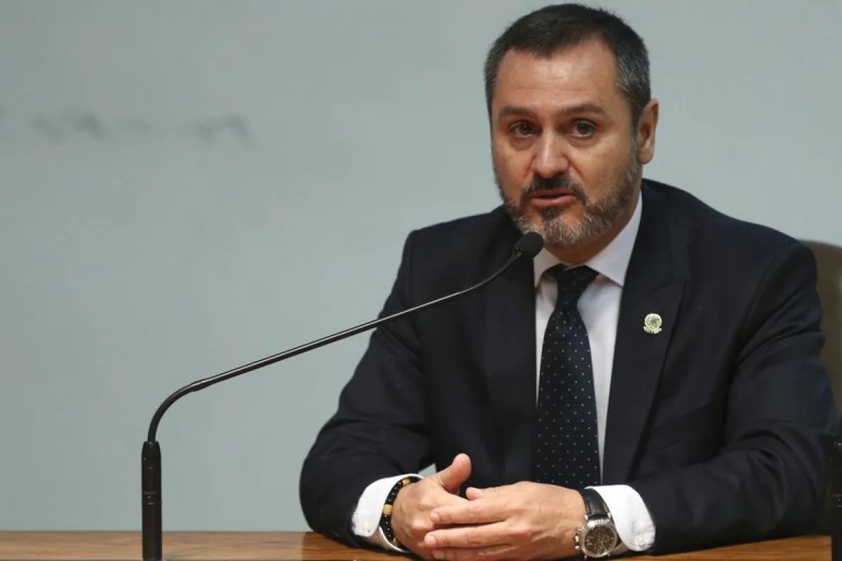 Chefe da PF estava com Lula horas antes da operação contra Wagner