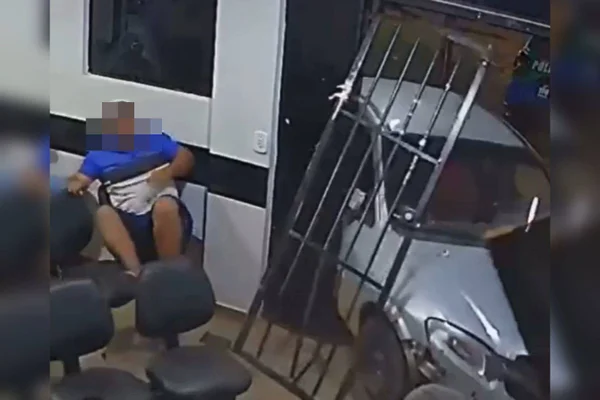 Imagem colorida de um carro invadindo uma delegacia de polícia - Metrópoles