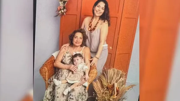 Imagem colorida mostra duas mulheres e uma bebê - Metrópoles