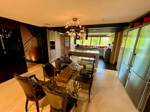 A sala de jantar e a cozinha possuem bastante requinte A sala de jantar e a cozinha possuem bastante requinte