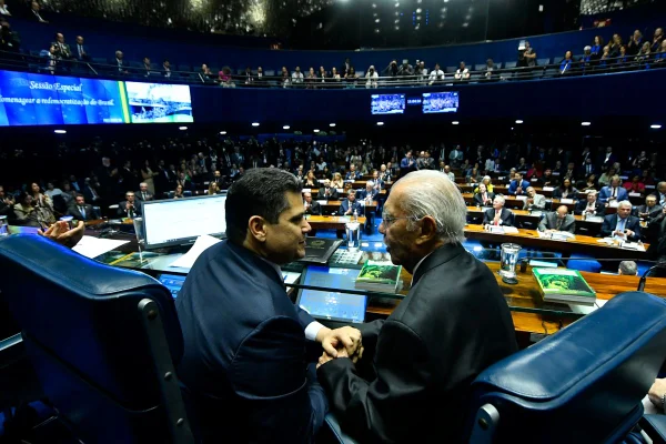 O ex-presidente José Sarney foi homenageado no Senado pelos 40 anos da redemocratização