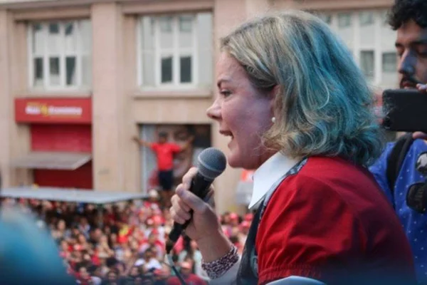 Lula vai ficar no sindicato junto com militância, diz Gleisi Hoffmann