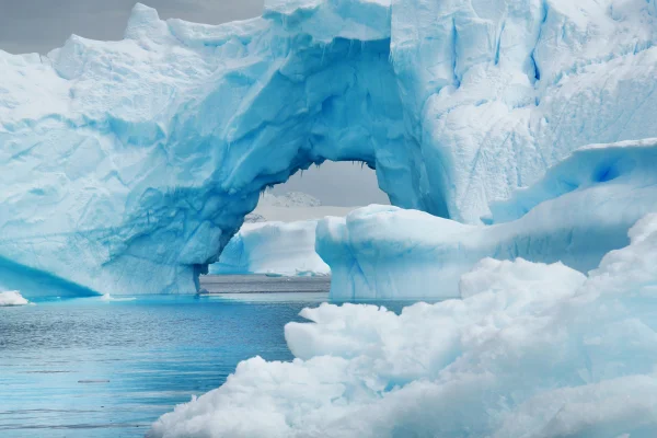 Imagem colorida mostra geleira na Antártica - Metrópoles
