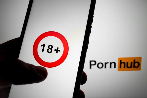 Hackers acessam dados de site pornográfico e ameaçam divulgar usuários