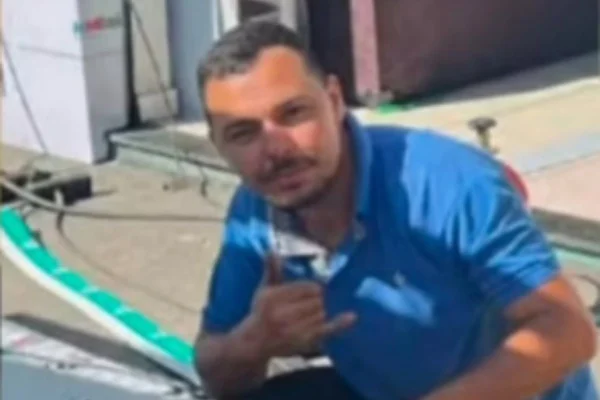 Imagem colorida, Irmão de influencer é morto a tiros ao parar moto e mexer no celular- Metrópoles
