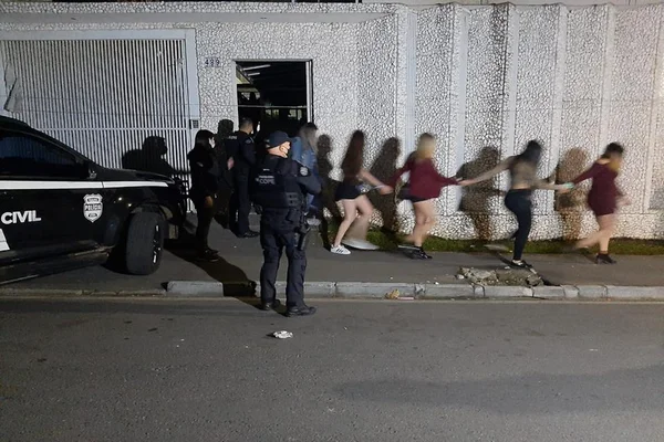 PR: 12 pessoas são presas em festa clandestina com mais de 80 pessoas