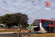 Bombeiros conteram incêndio em ônibus de turismo Bombeiros conteram incêndio em ônibus de turismo
