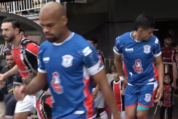 Jogadores de Joinville e Cianorte entram em campo pela Série D