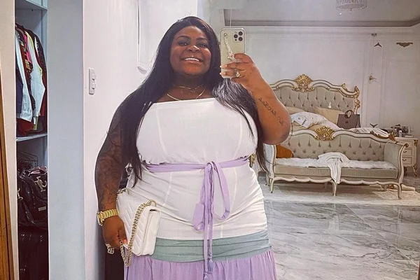 Jojo Todynho tirando uma selfie no espelho