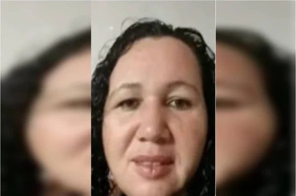 Mulher de cabelos negros