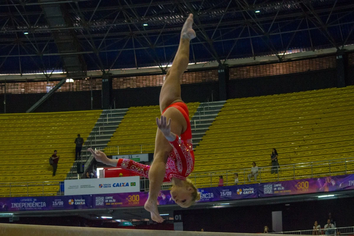 Flávia Saraiva lidera três aparelhos após 1ª bateria do Brasileiro