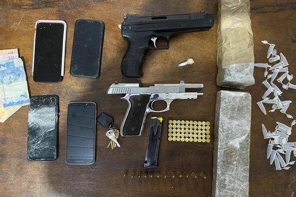 Imagem colorida de pistolas, celulares e drogas apreendidas na "Operação Beatles" - Metrópoles