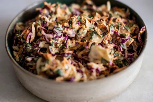 Coleslaw: aprenda a fazer uma gostosa salada de repolho