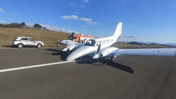 Vídeo: avião aterrissa sem trem de pouso e escapa de incêndio em SC