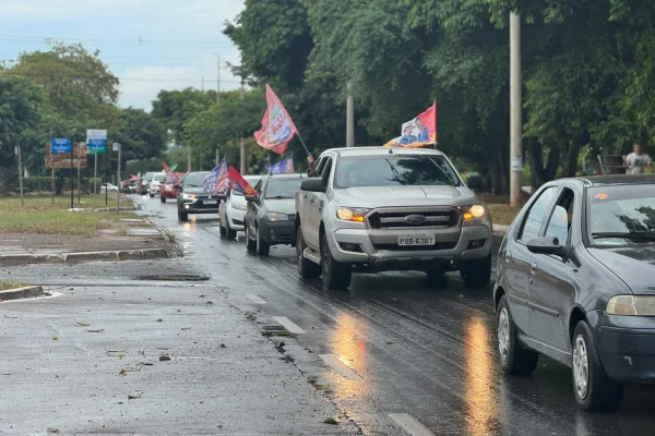 Debaixo de chuva, centenas de carros acompanham carreata de Grass no Gama - destaque galeria Debaixo de chuva, centenas de carros acompanham carreata de Grass no Gama - destaque galeria