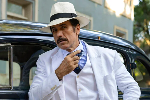 foto colorida de eriberto leão como ernesto em eta mundo melhor - metrópoles