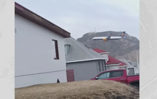Avião sobrevooa em altitude baixa casas na Islândia - Metrópoles