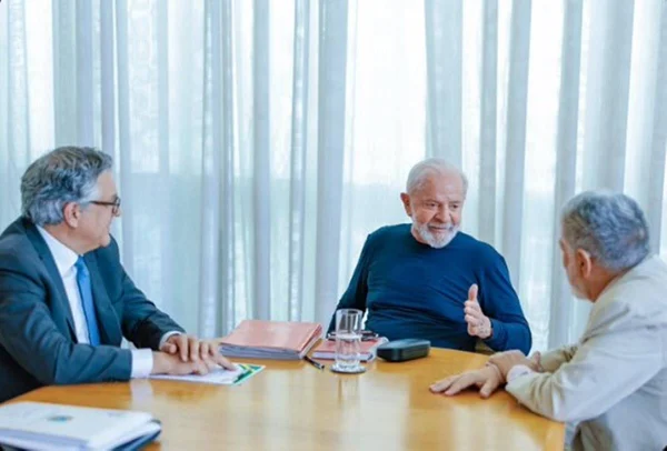 Imagem colorida de Lula com o ministro Padilha e o asessor especial Celso Amorim - Metrópoles