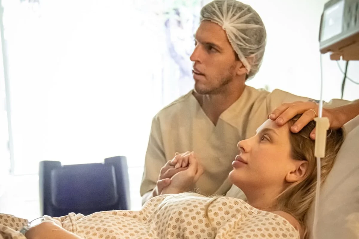 Amaury Nunes e a esposa, Gabriela Buraick, são clicados na maternidade Amaury Nunes e a esposa, Gabriela Buraick, são clicados na maternidade