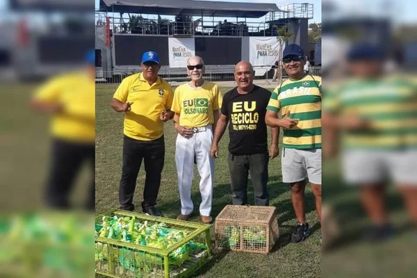 Homens soltaram 80 pombos em homenagem a Bolsonaro