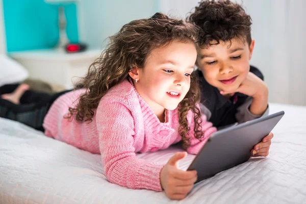 Crianças e tablets: uma relação que pode comprometer a visão
