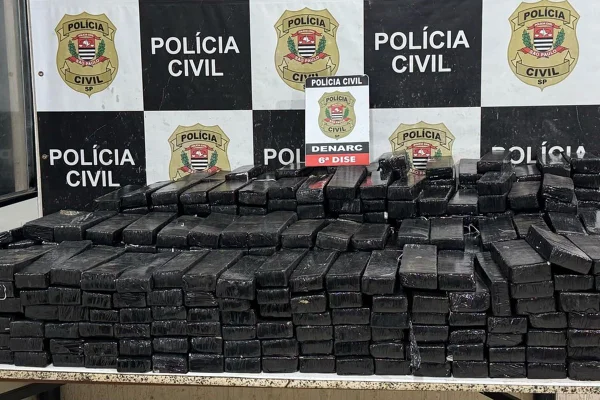 Caminhoneiro é preso com meia tonelada de maconha em carga de milho