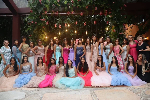 Imagem colorida de uma adolescentes com vestidos de festa - Metrópoles