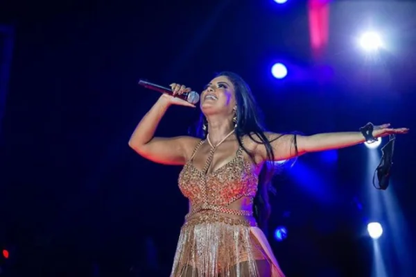 Paulinha Abelha, do calcinha preta, cantando