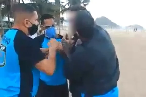 Vídeo: homem leva choque ao se negar a usar máscara e desacatar guardas