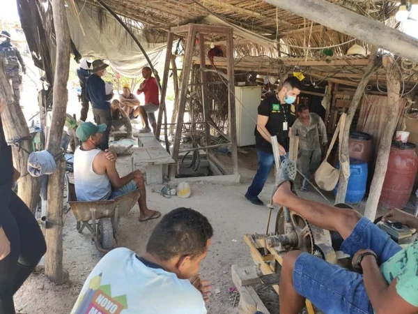 Homens são resgatados de trabalho análogo à escravidão em garimpos ilegais