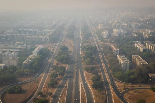 Nível de poluentes na atmosfera do DF está 11 vezes acima do adequado