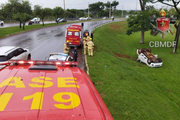 Carro com quatro ocupantes perde controle e capota na EPNB. Vídeo