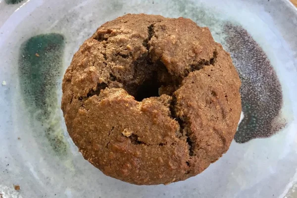 Bolo de banana com casca